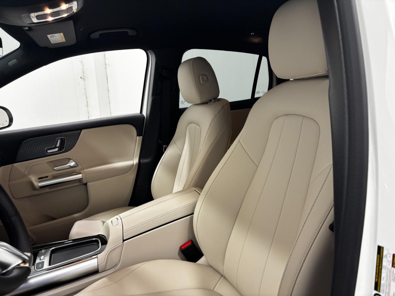 Mercedes-Benz GLA Vehicle Full-screen Gallery Image 40