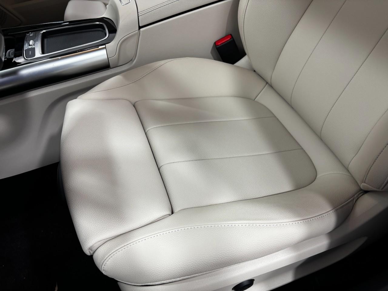 Mercedes-Benz GLA Vehicle Full-screen Gallery Image 41