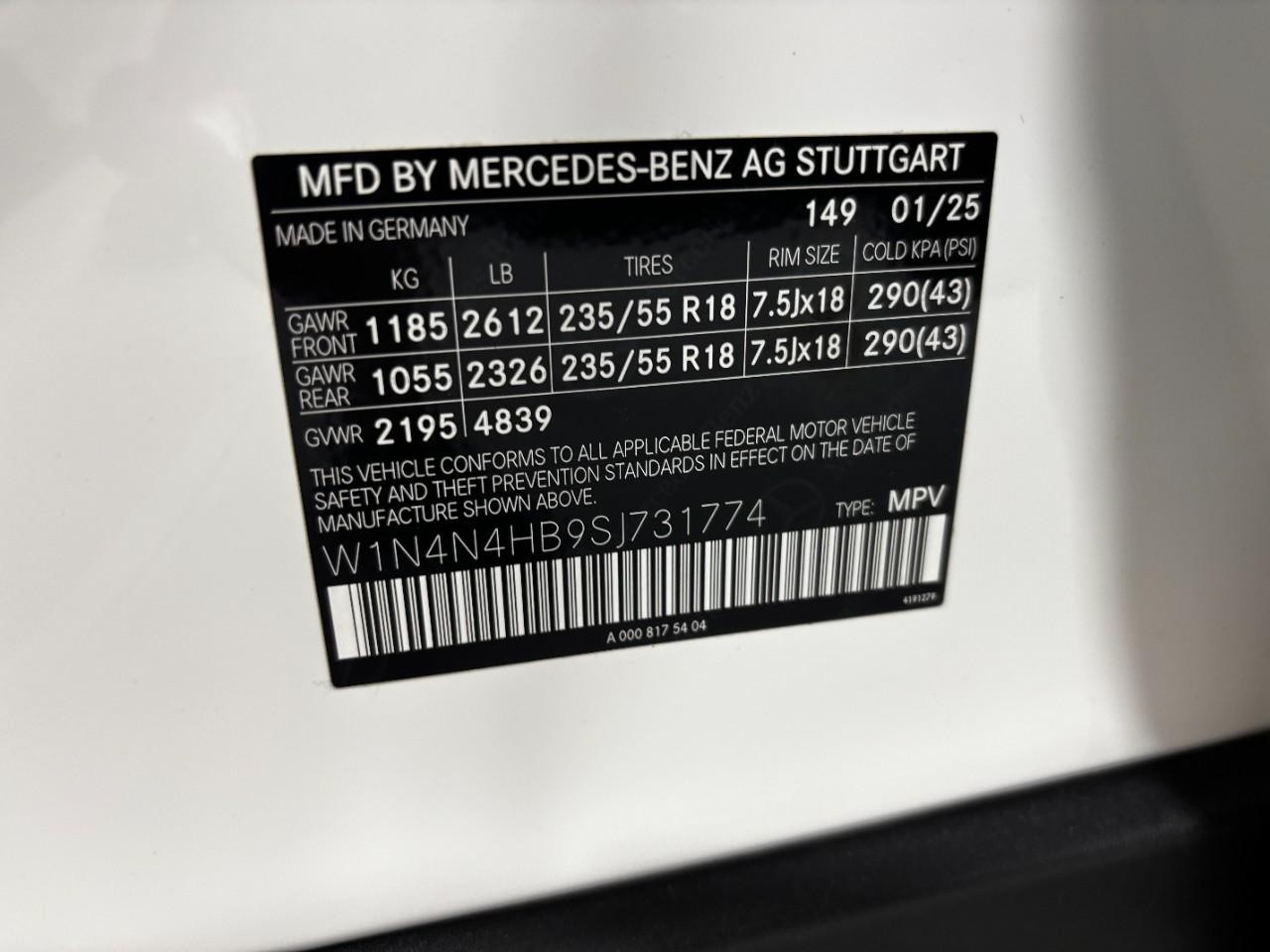 Mercedes-Benz GLA Vehicle Full-screen Gallery Image 42