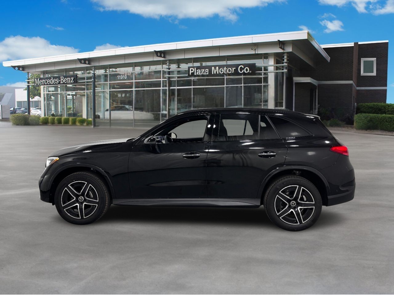 Mercedes-Benz GLC Vehicle Full-screen Gallery Image 2