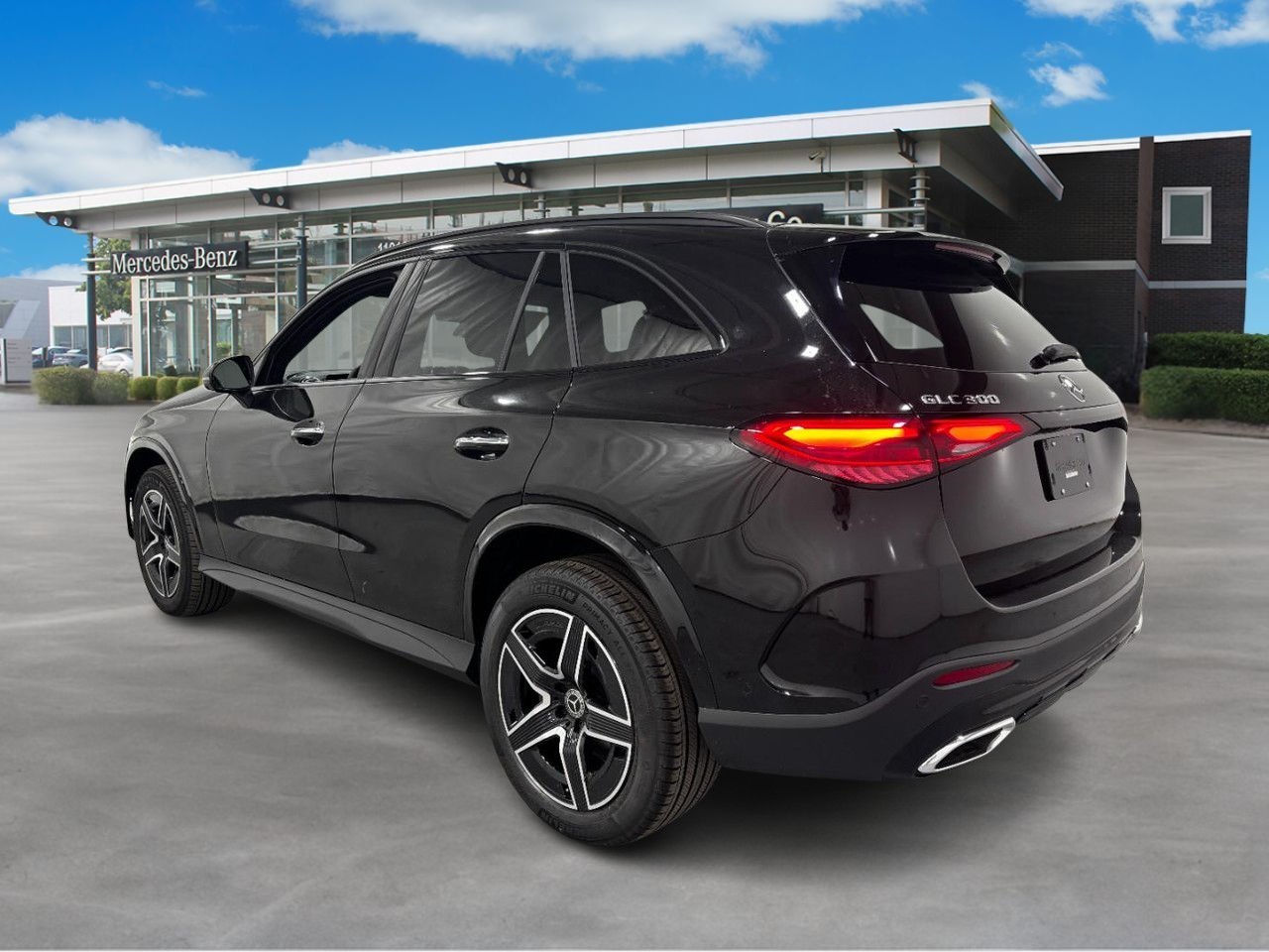 Mercedes-Benz GLC Vehicle Full-screen Gallery Image 3