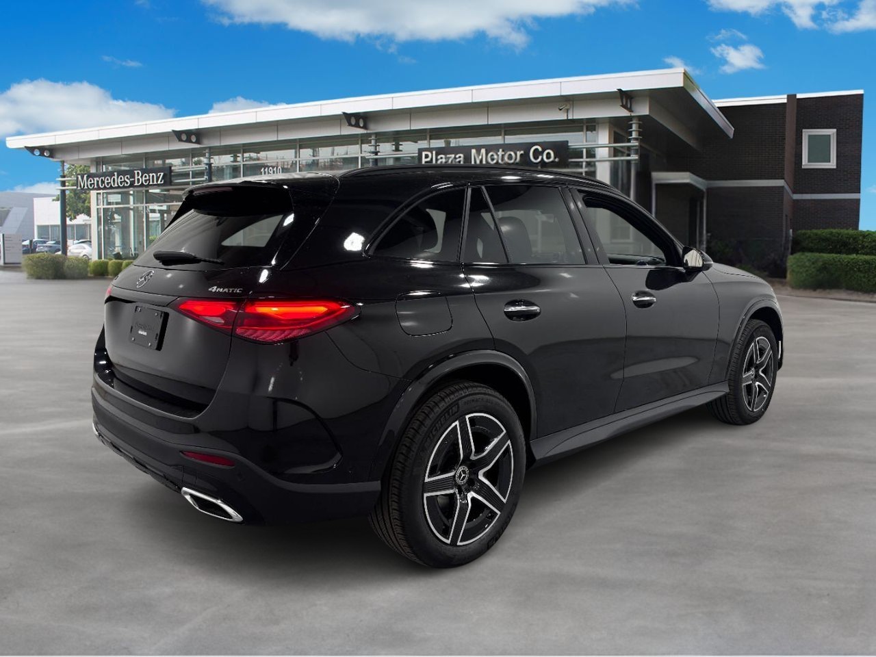 Mercedes-Benz GLC Vehicle Full-screen Gallery Image 4