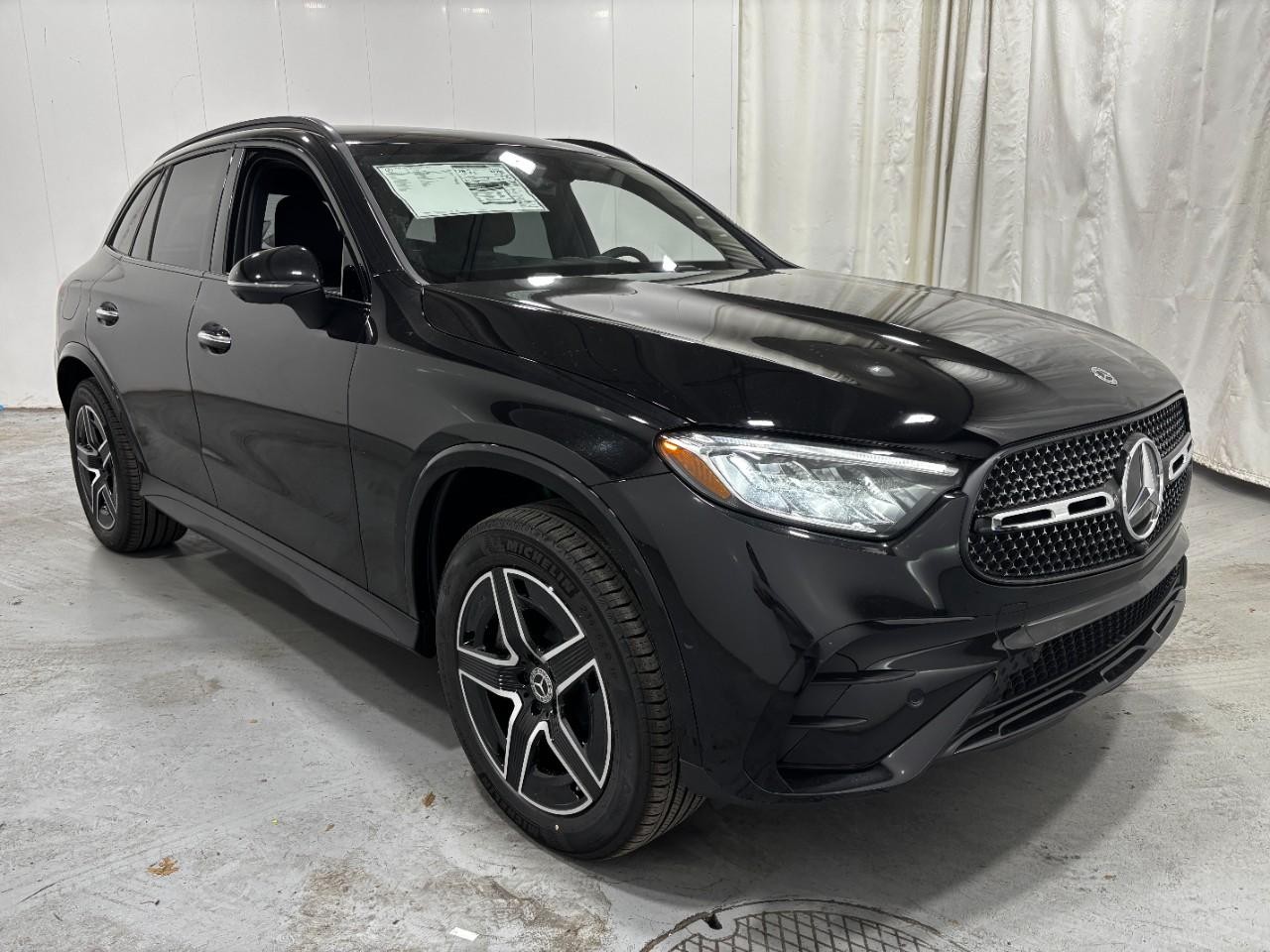 Mercedes-Benz GLC Vehicle Full-screen Gallery Image 6