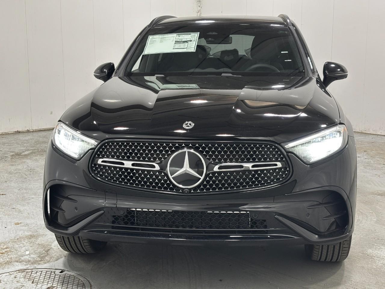 Mercedes-Benz GLC Vehicle Full-screen Gallery Image 7