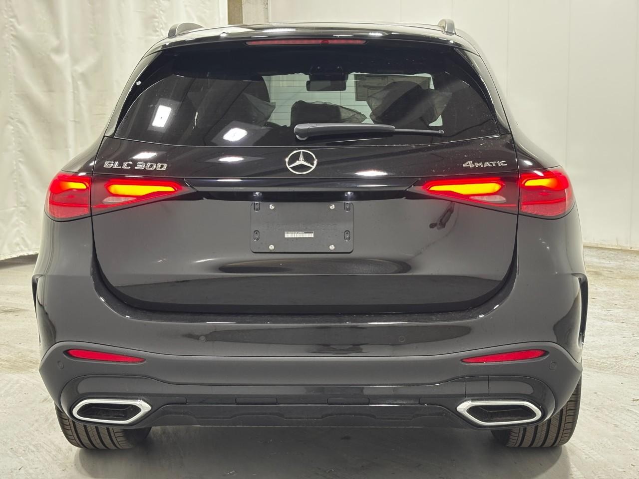 Mercedes-Benz GLC Vehicle Full-screen Gallery Image 10