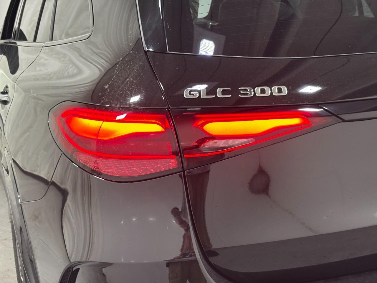 Mercedes-Benz GLC Vehicle Full-screen Gallery Image 11