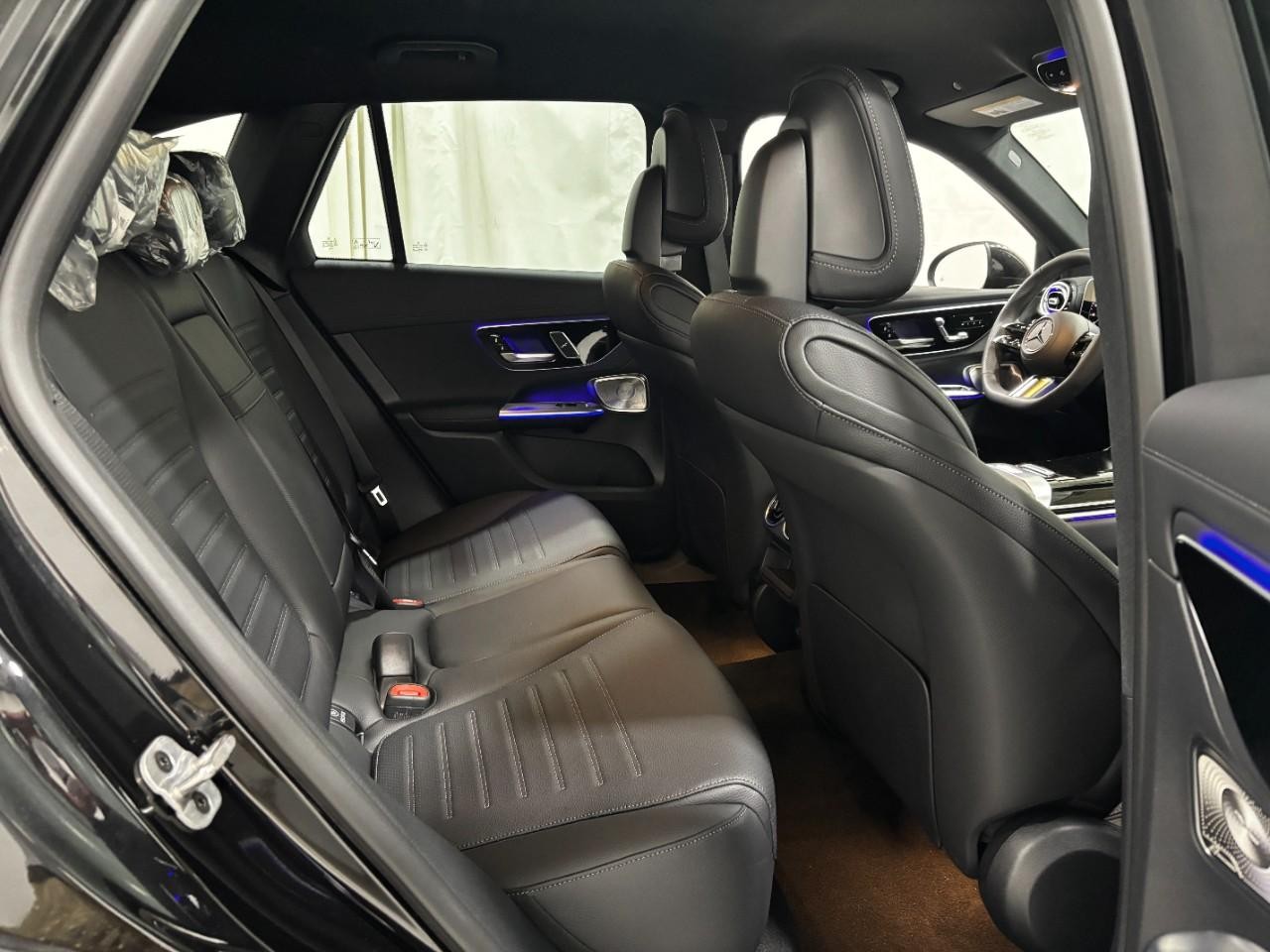 Mercedes-Benz GLC Vehicle Full-screen Gallery Image 13