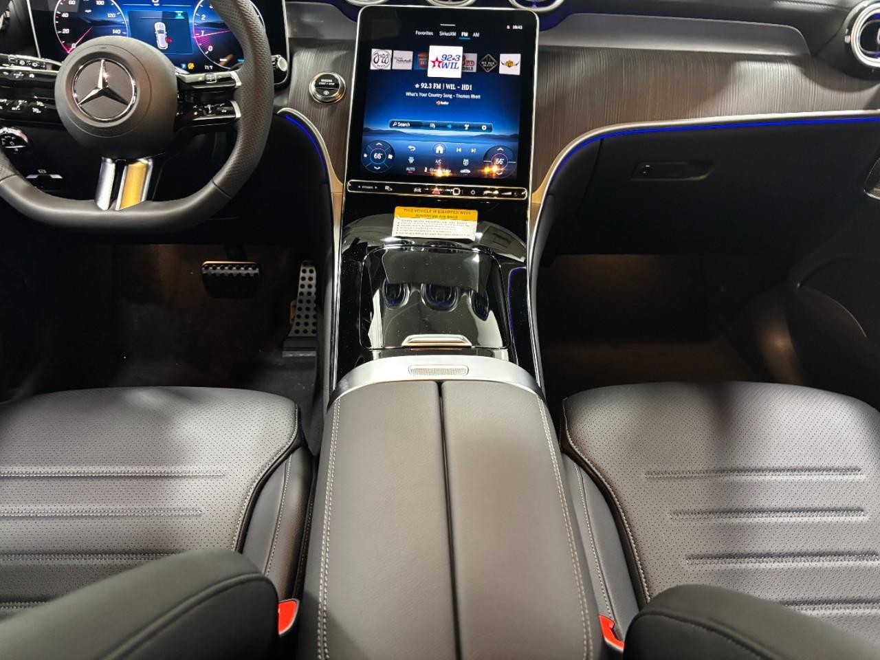 Mercedes-Benz GLC Vehicle Full-screen Gallery Image 17