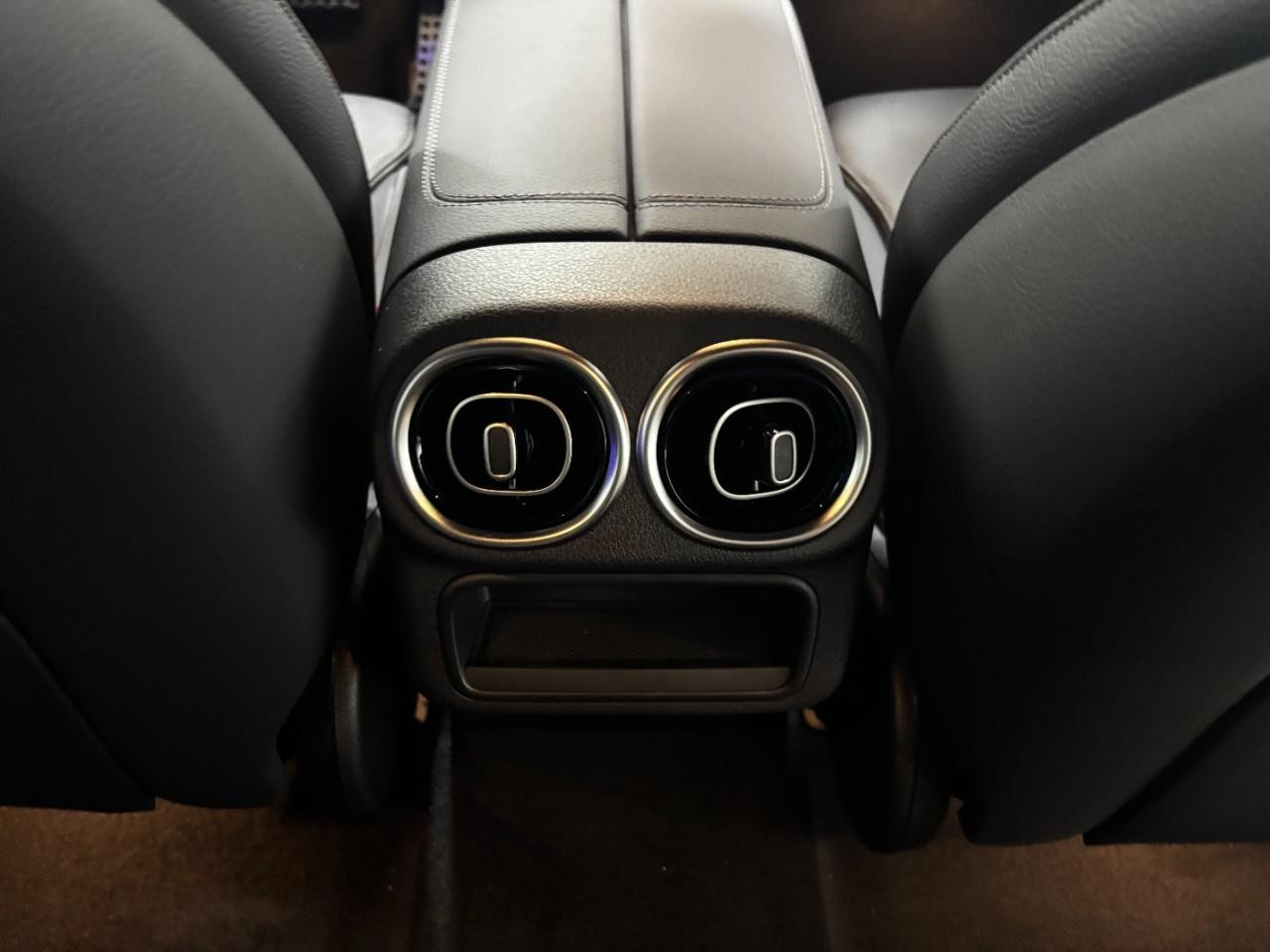 Mercedes-Benz GLC Vehicle Full-screen Gallery Image 18