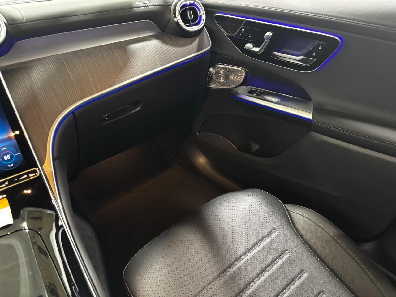 Mercedes-Benz GLC Vehicle Full-screen Gallery Image 19