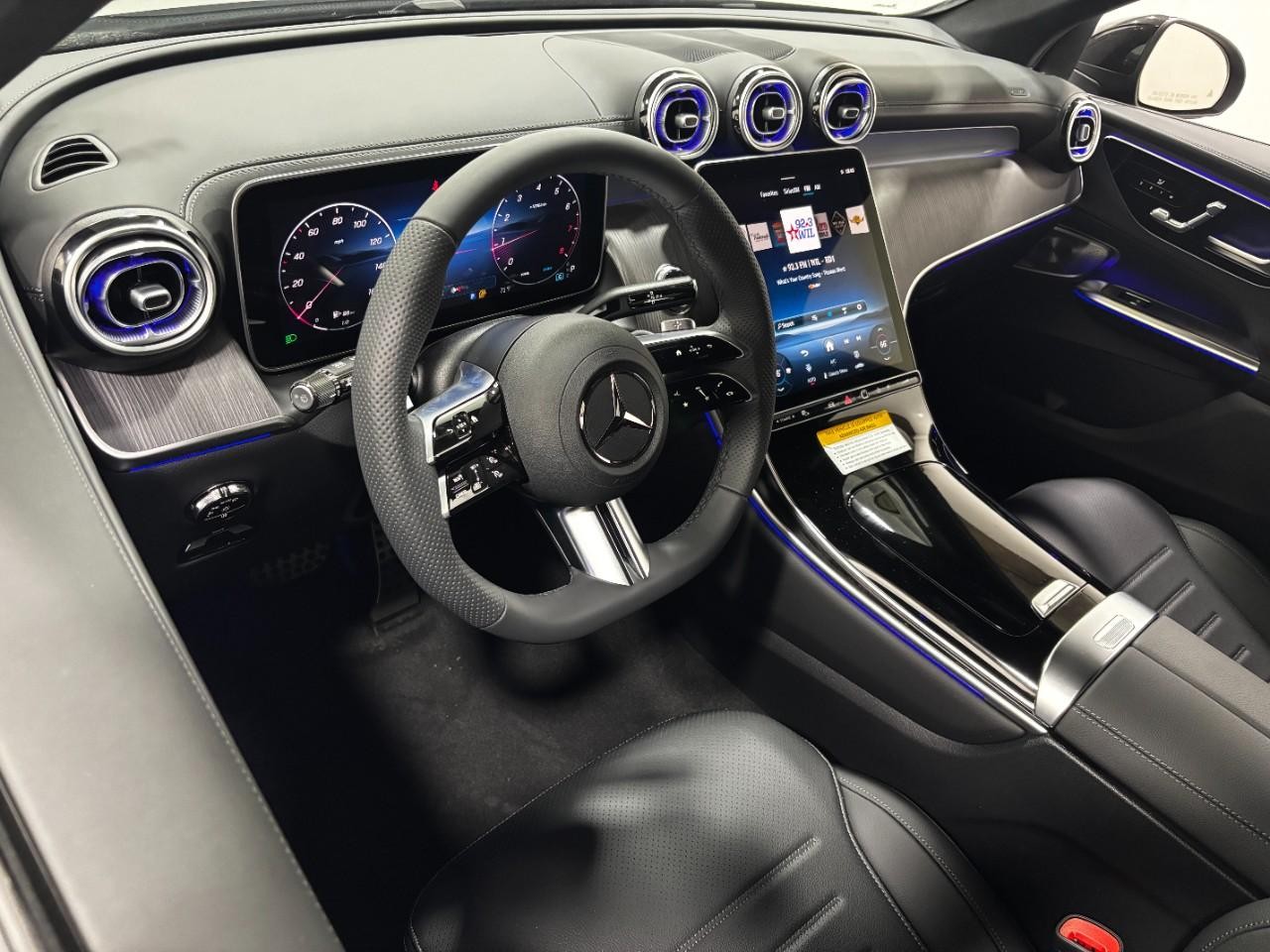 Mercedes-Benz GLC Vehicle Full-screen Gallery Image 20