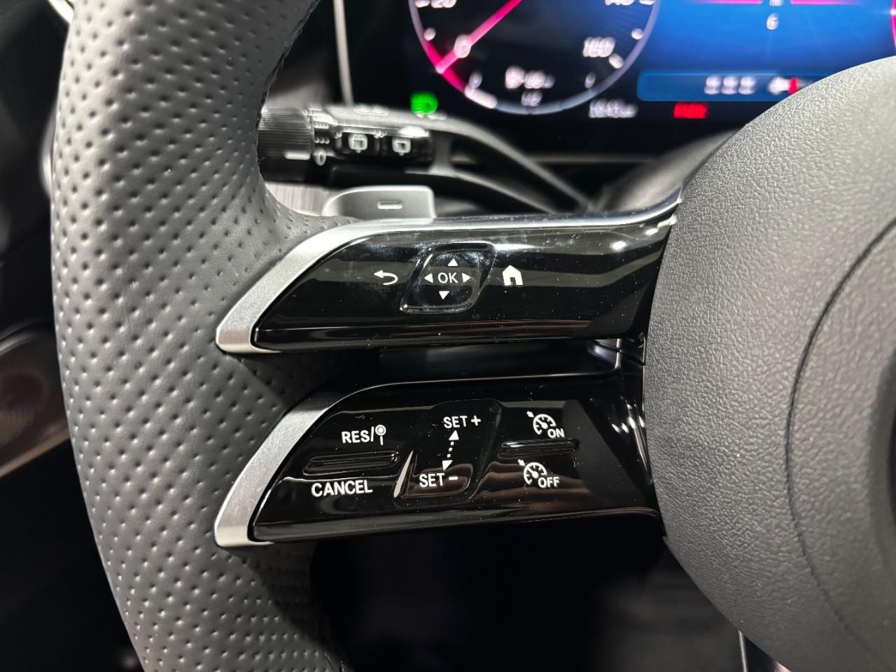 Mercedes-Benz GLC Vehicle Full-screen Gallery Image 21