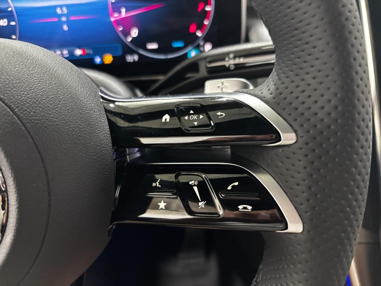 Mercedes-Benz GLC Vehicle Full-screen Gallery Image 23