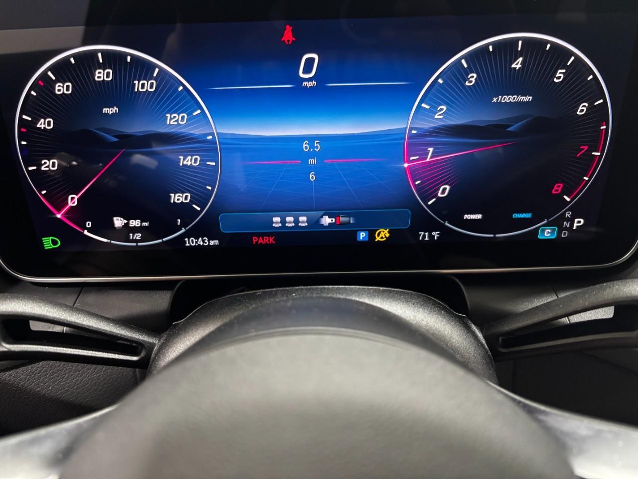 Mercedes-Benz GLC Vehicle Full-screen Gallery Image 24