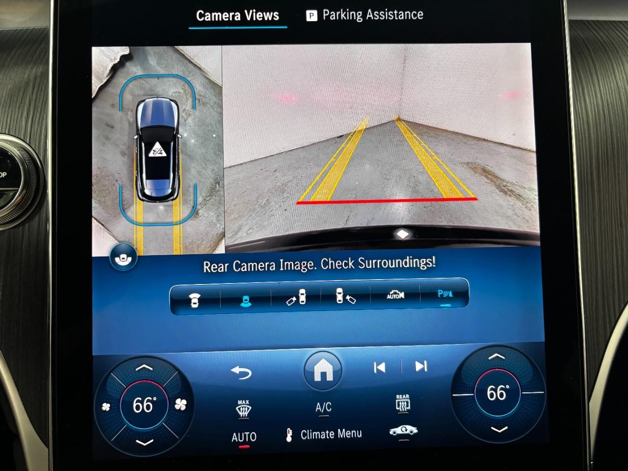 Mercedes-Benz GLC Vehicle Full-screen Gallery Image 26