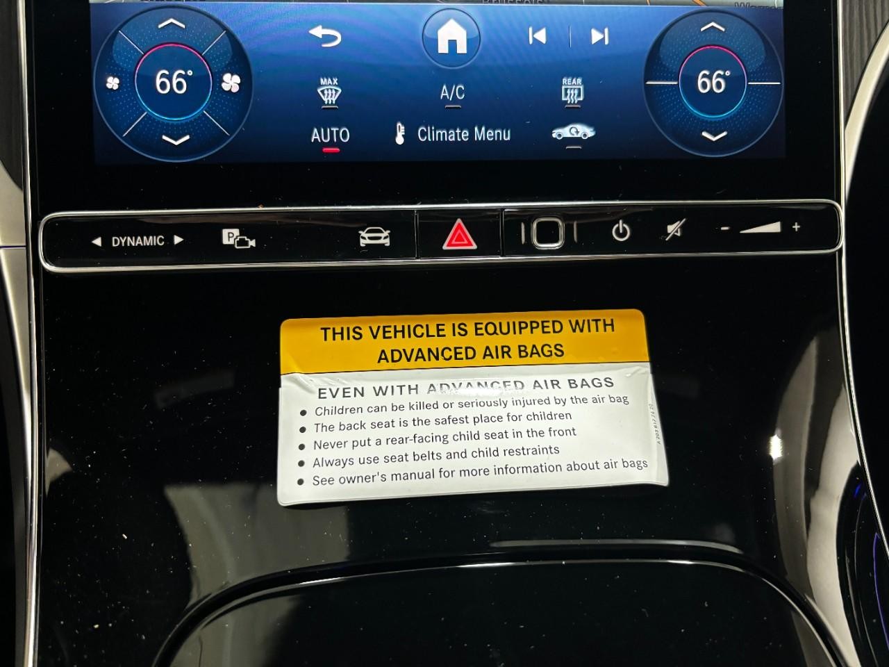 Mercedes-Benz GLC Vehicle Full-screen Gallery Image 27