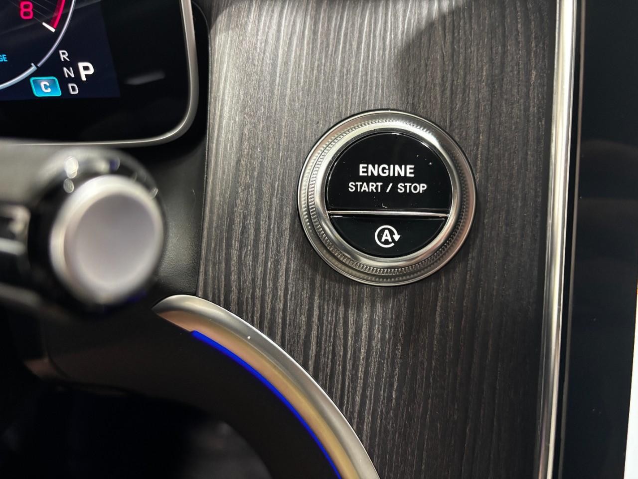 Mercedes-Benz GLC Vehicle Full-screen Gallery Image 28