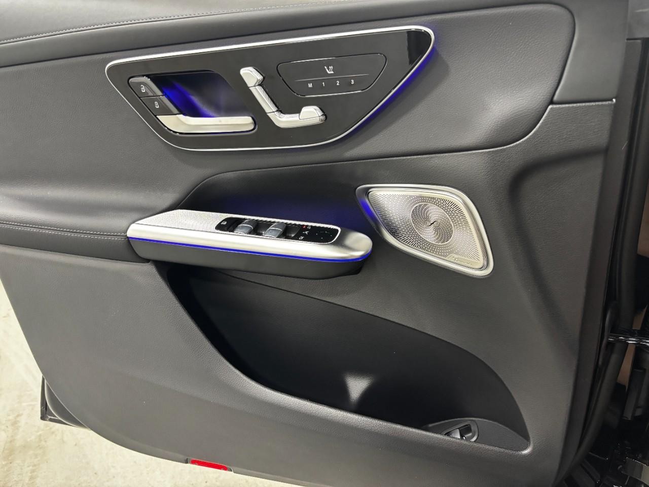 Mercedes-Benz GLC Vehicle Full-screen Gallery Image 29