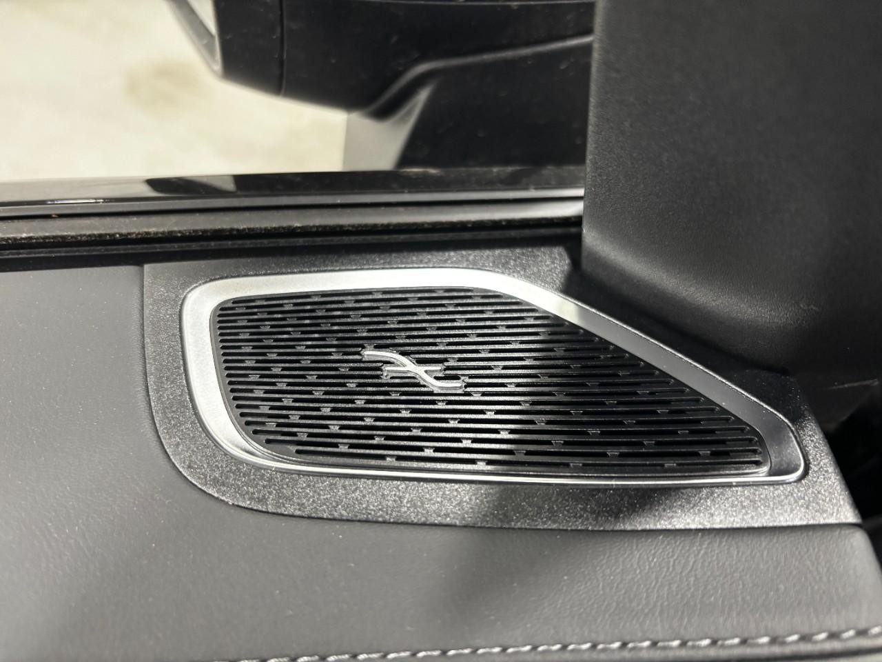 Mercedes-Benz GLC Vehicle Full-screen Gallery Image 30