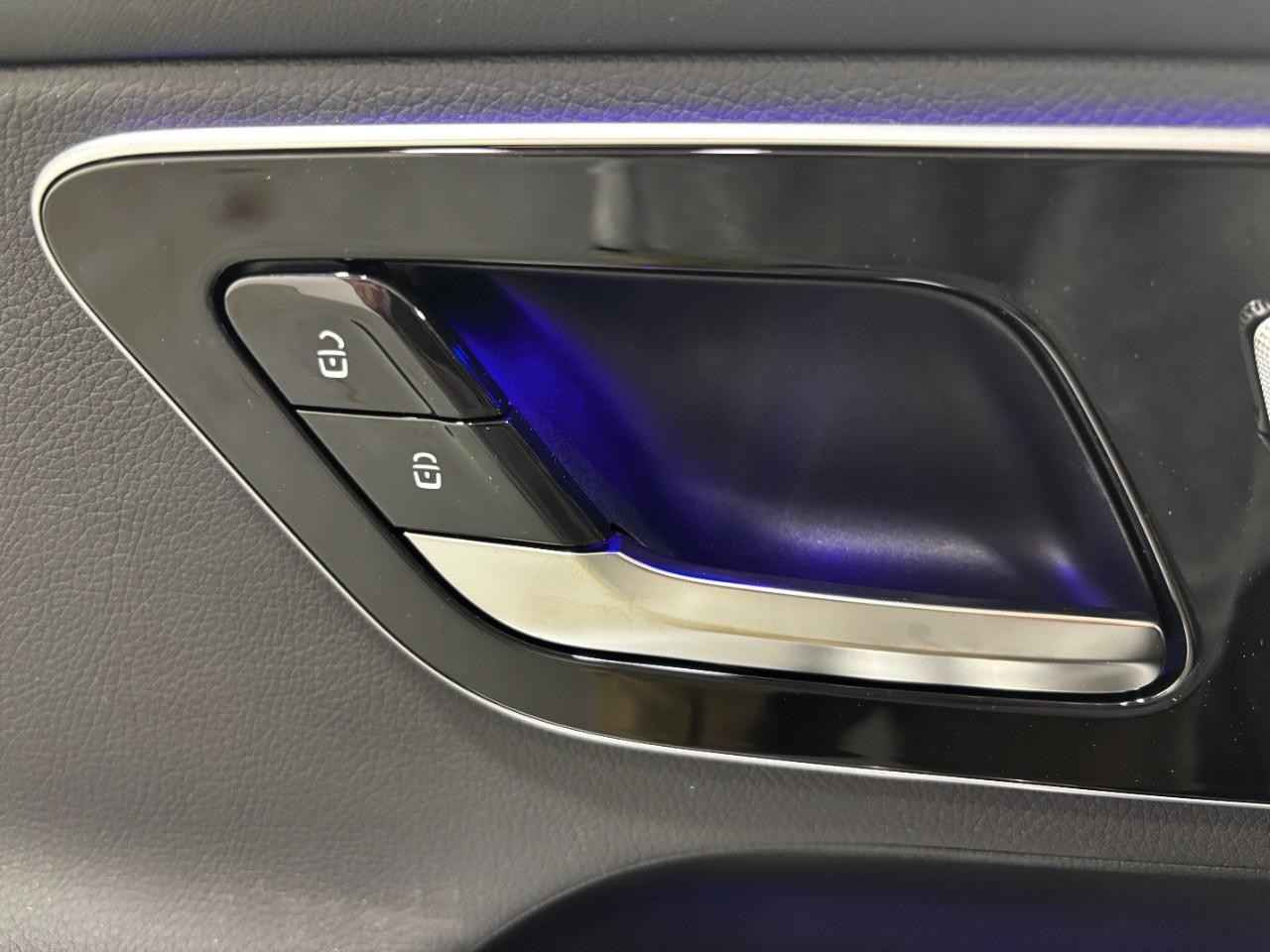 Mercedes-Benz GLC Vehicle Full-screen Gallery Image 31