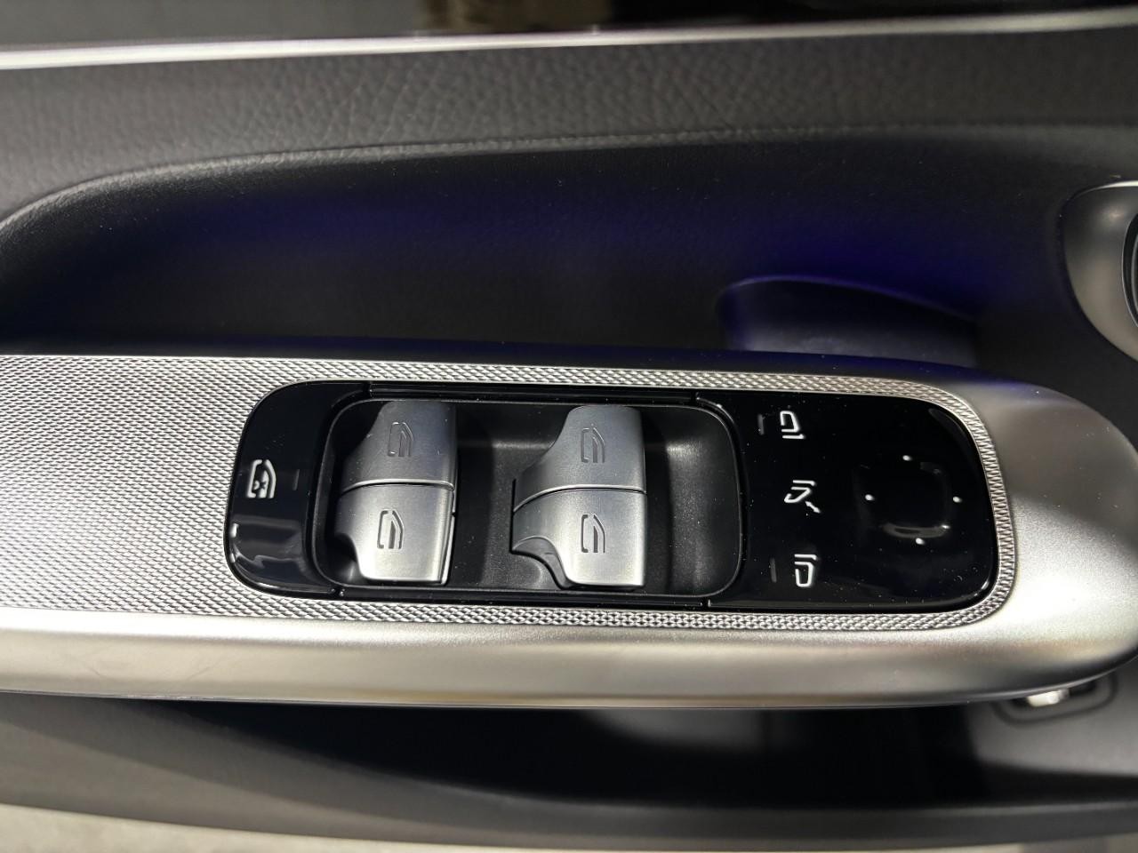 Mercedes-Benz GLC Vehicle Full-screen Gallery Image 33