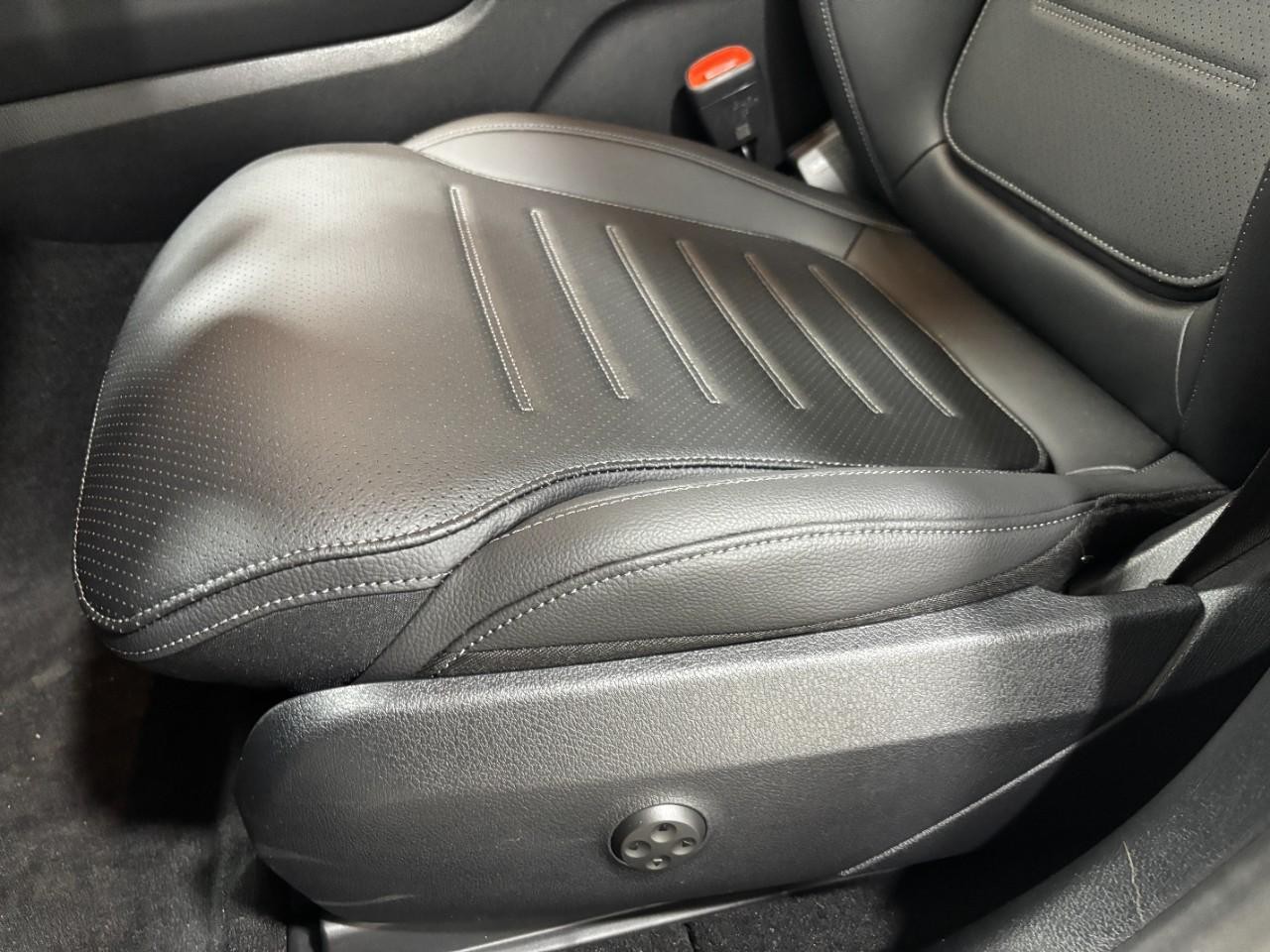 Mercedes-Benz GLC Vehicle Full-screen Gallery Image 35