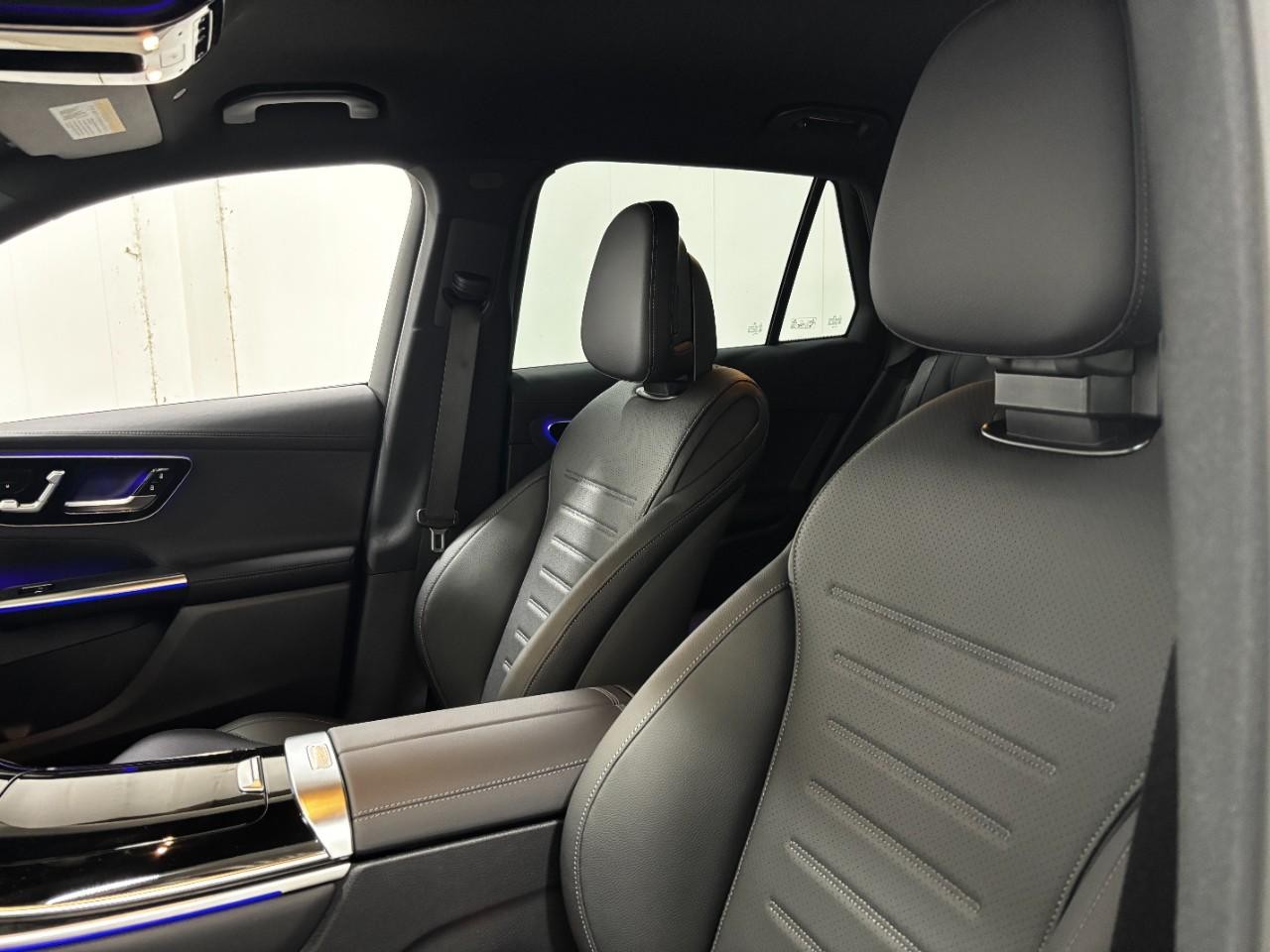 Mercedes-Benz GLC Vehicle Full-screen Gallery Image 36