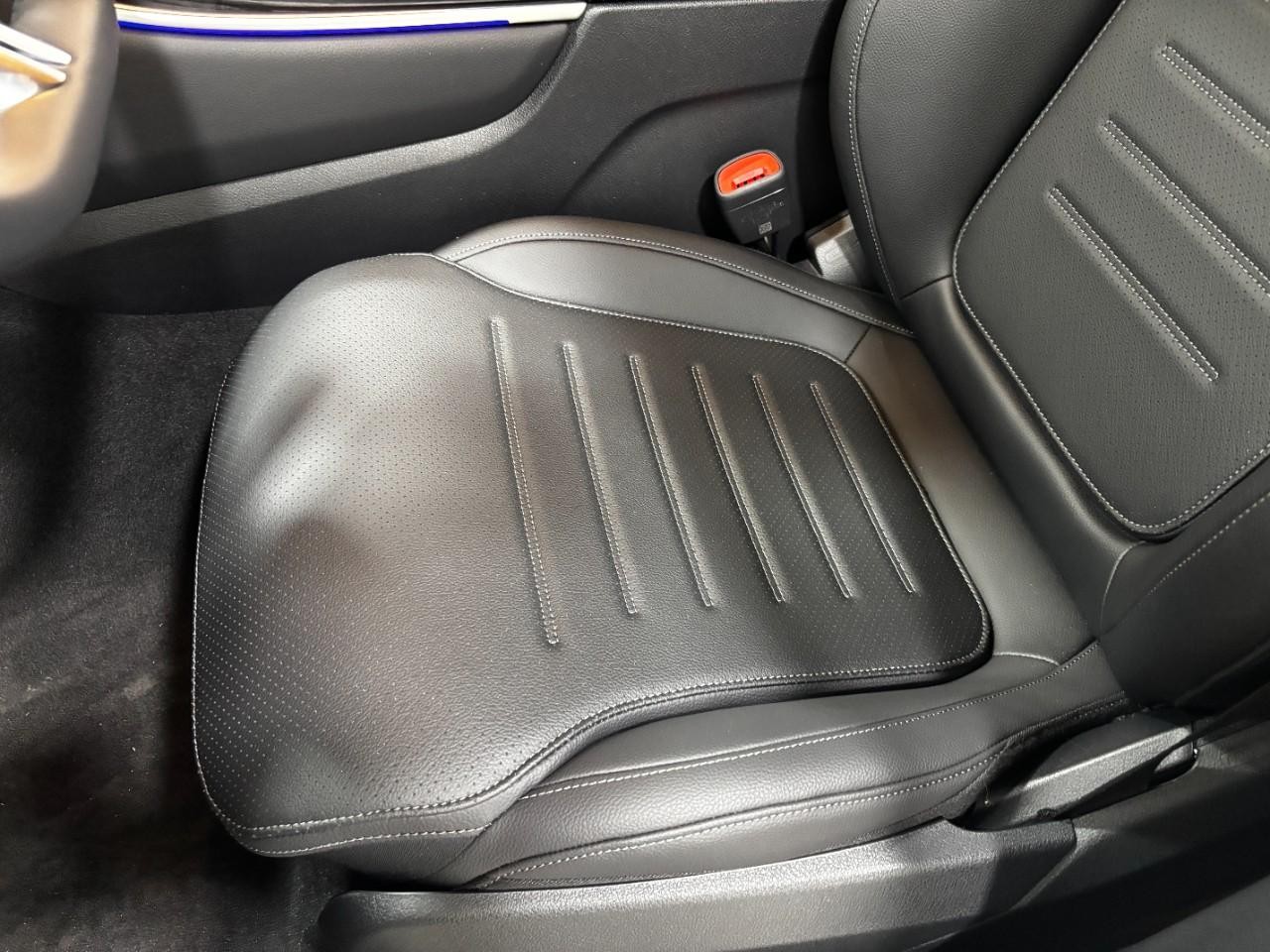 Mercedes-Benz GLC Vehicle Full-screen Gallery Image 37