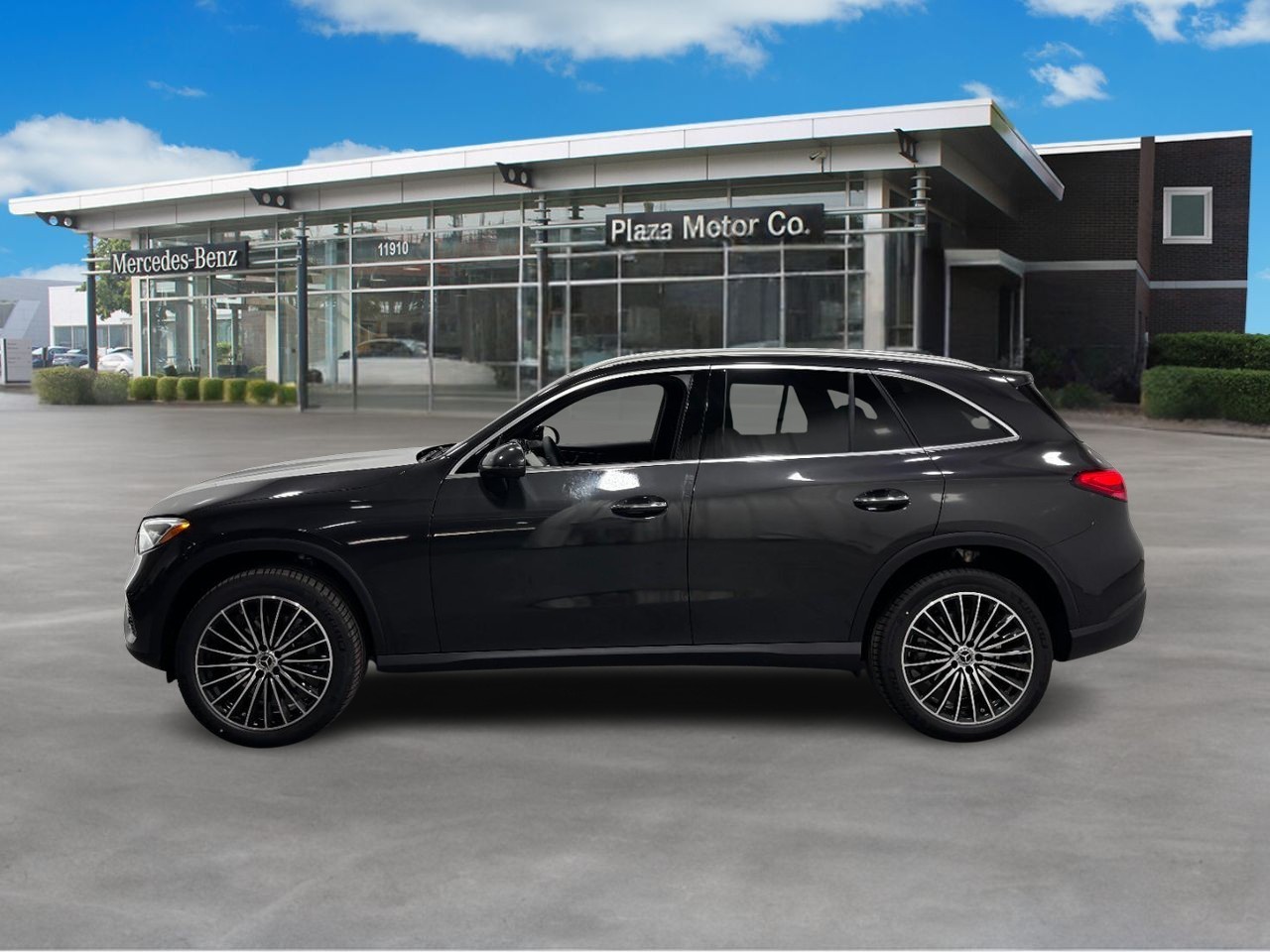 Mercedes-Benz GLC Vehicle Full-screen Gallery Image 2