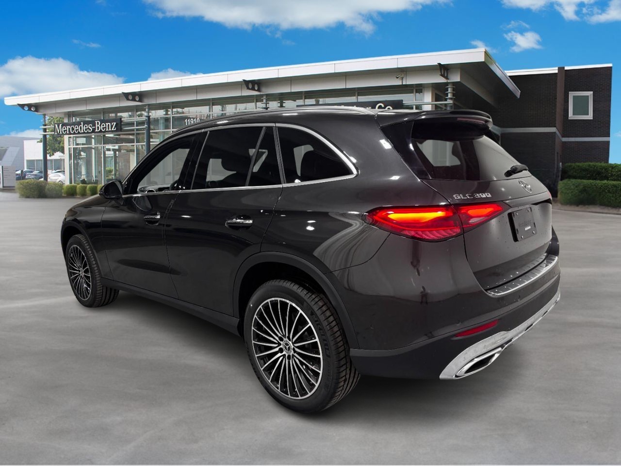 Mercedes-Benz GLC Vehicle Full-screen Gallery Image 3