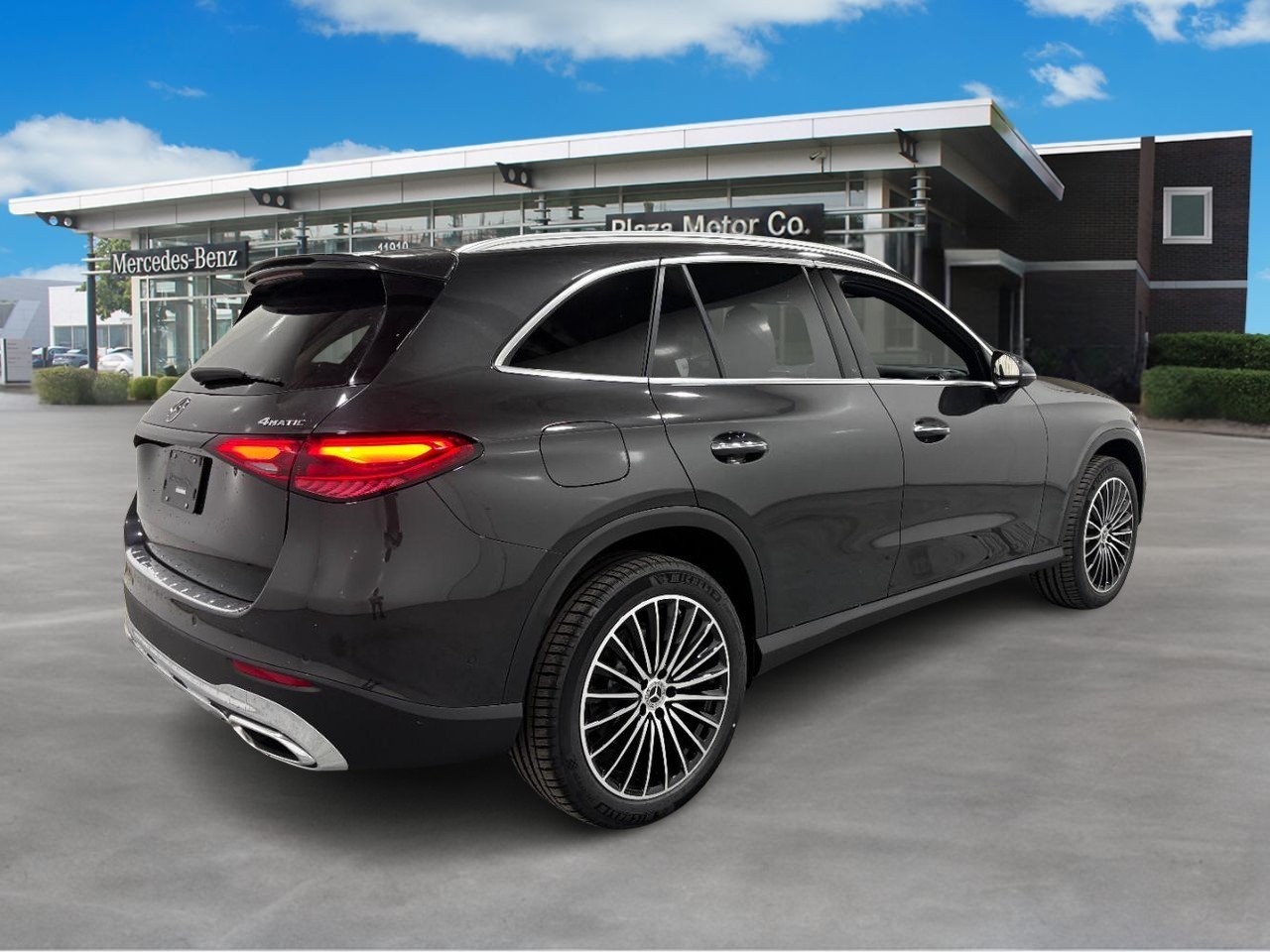 Mercedes-Benz GLC Vehicle Full-screen Gallery Image 4