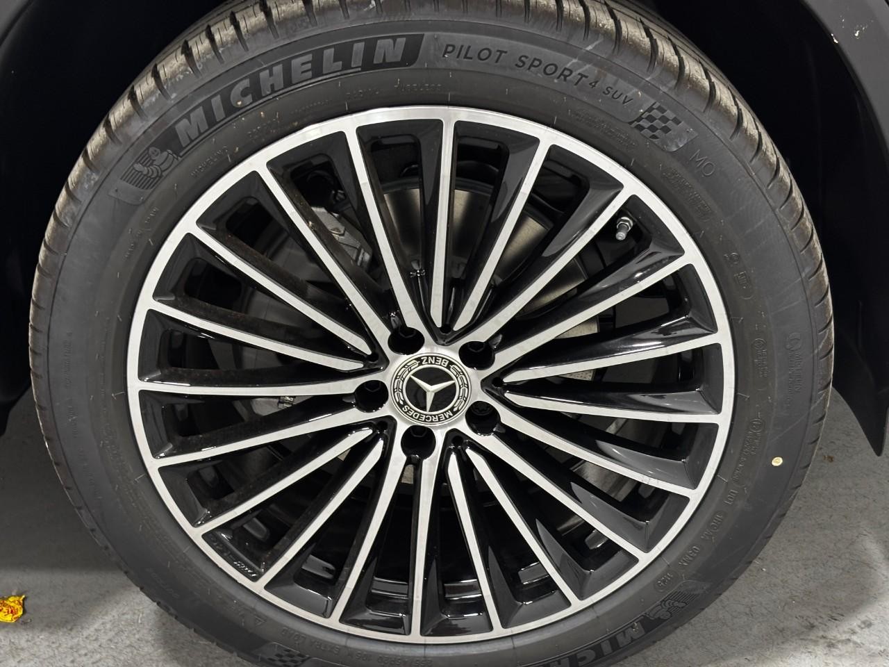 Mercedes-Benz GLC Vehicle Full-screen Gallery Image 5