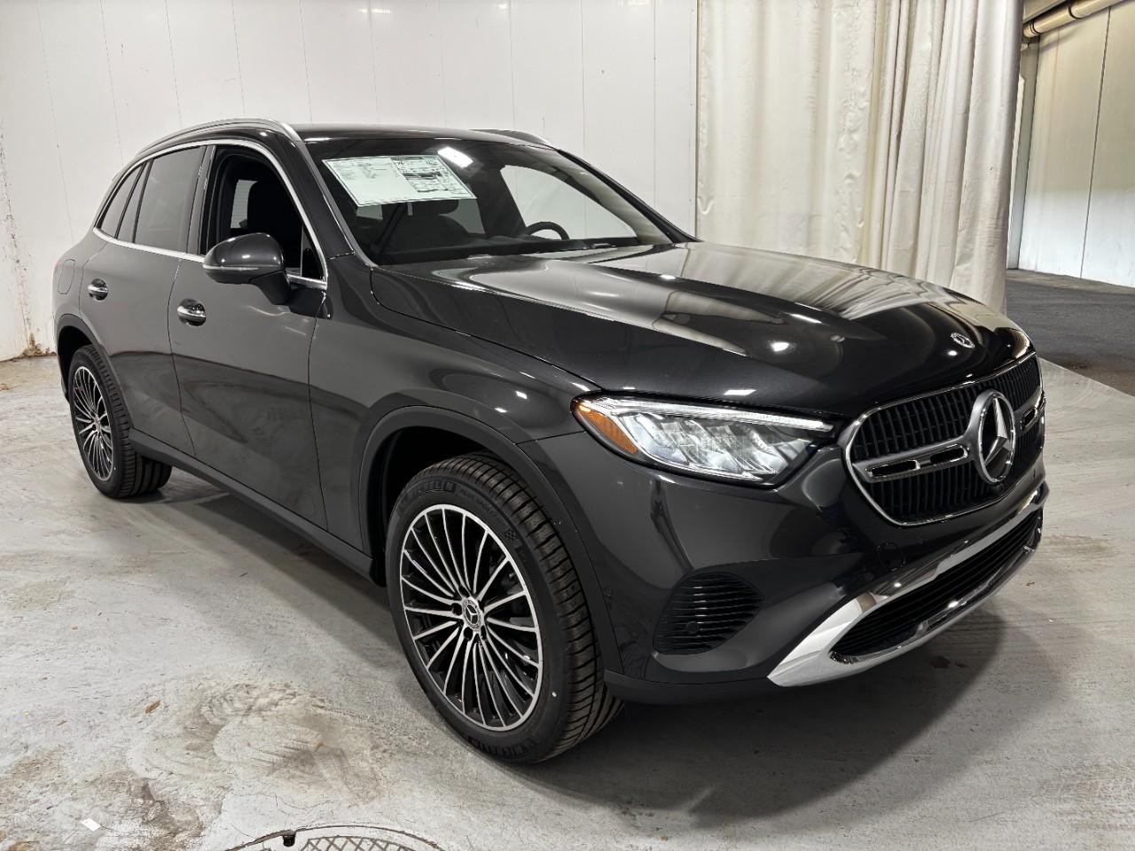 Mercedes-Benz GLC Vehicle Full-screen Gallery Image 6