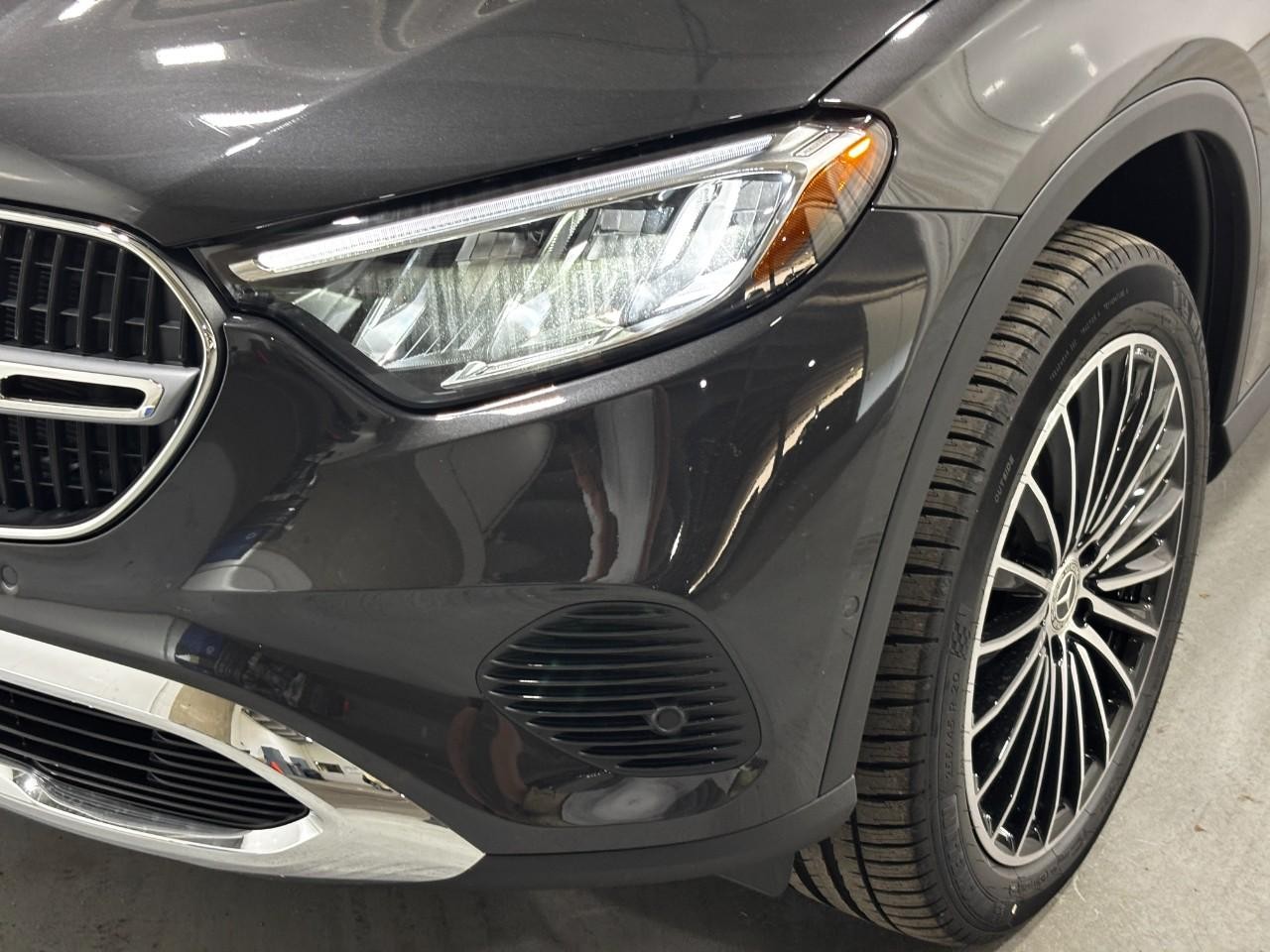 Mercedes-Benz GLC Vehicle Full-screen Gallery Image 9