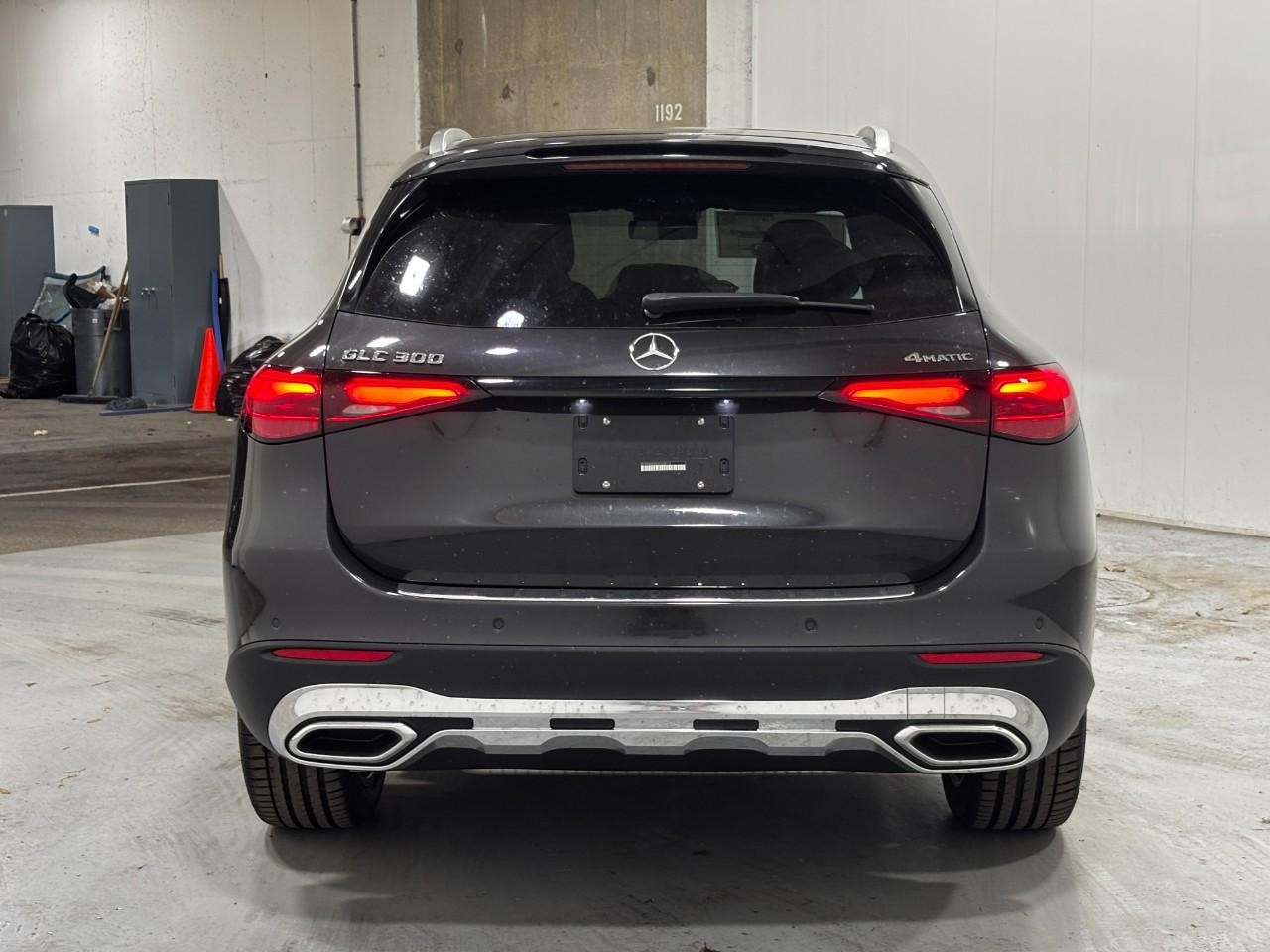 Mercedes-Benz GLC Vehicle Full-screen Gallery Image 10