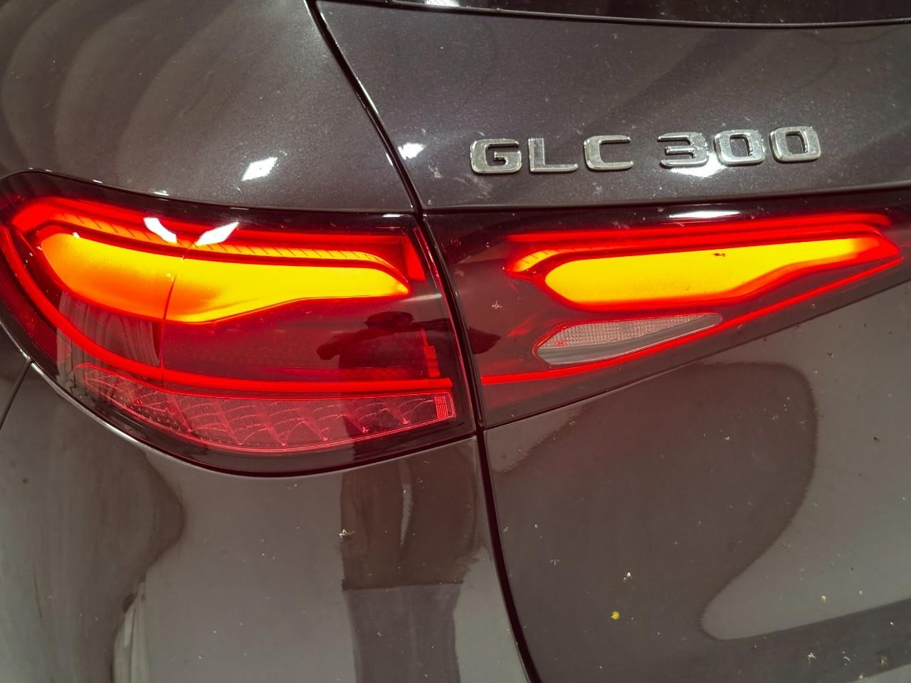 Mercedes-Benz GLC Vehicle Full-screen Gallery Image 11