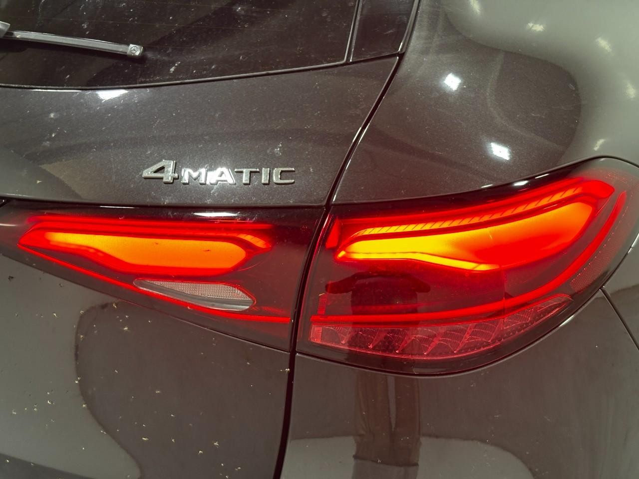 Mercedes-Benz GLC Vehicle Full-screen Gallery Image 12