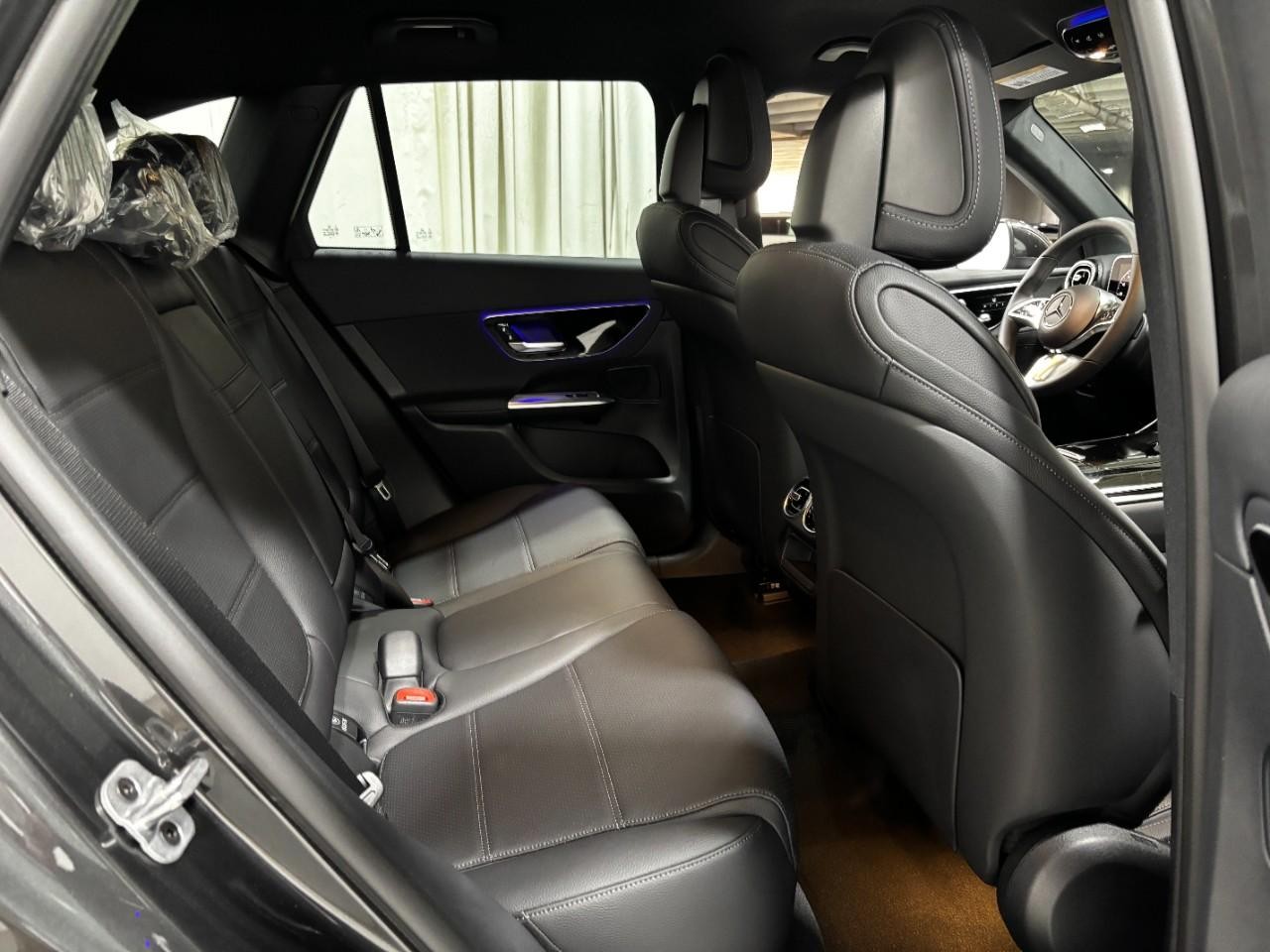 Mercedes-Benz GLC Vehicle Full-screen Gallery Image 13