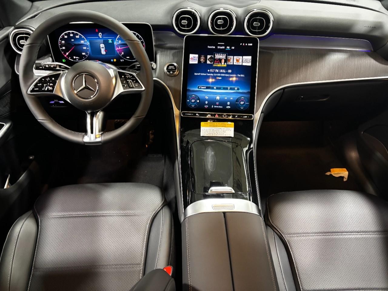 Mercedes-Benz GLC Vehicle Full-screen Gallery Image 14