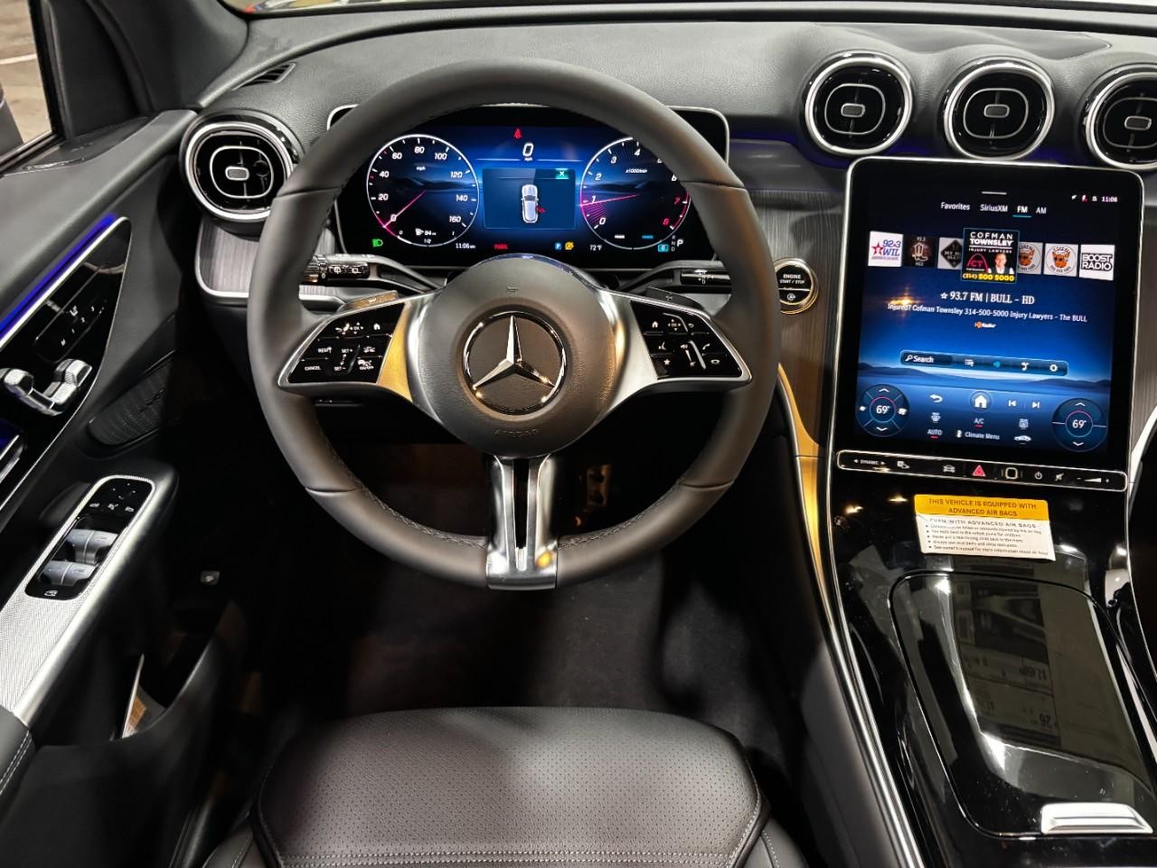 Mercedes-Benz GLC Vehicle Full-screen Gallery Image 15
