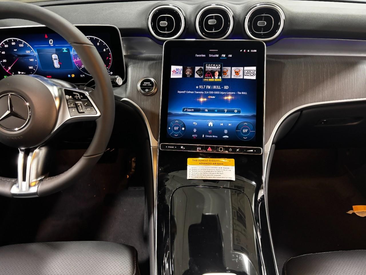 Mercedes-Benz GLC Vehicle Full-screen Gallery Image 16