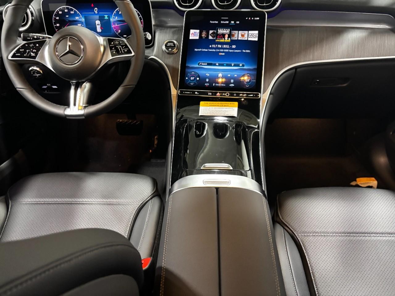 Mercedes-Benz GLC Vehicle Full-screen Gallery Image 17