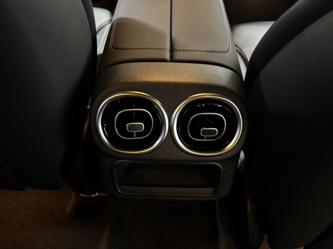 Mercedes-Benz GLC Vehicle Full-screen Gallery Image 18