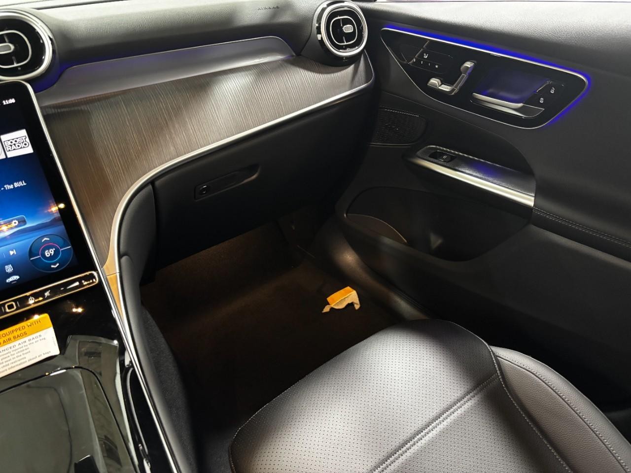 Mercedes-Benz GLC Vehicle Full-screen Gallery Image 19