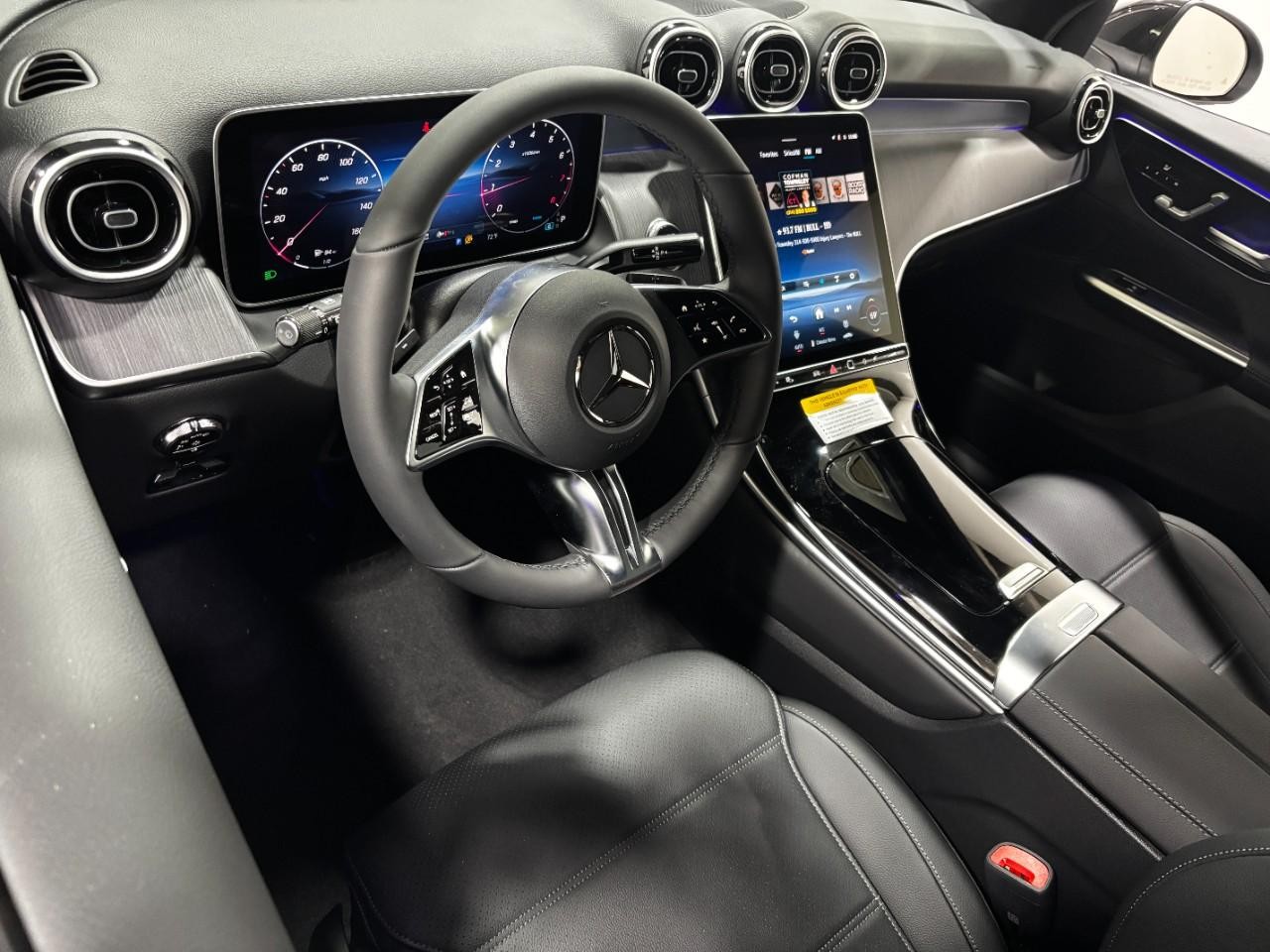 Mercedes-Benz GLC Vehicle Full-screen Gallery Image 20