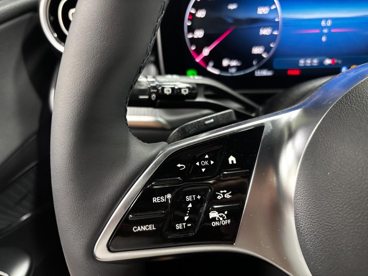 Mercedes-Benz GLC Vehicle Full-screen Gallery Image 21