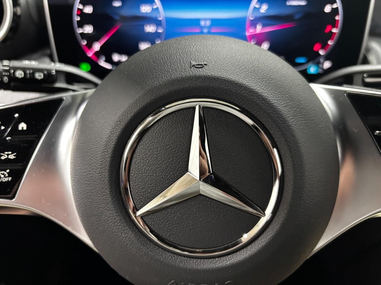 Mercedes-Benz GLC Vehicle Full-screen Gallery Image 22