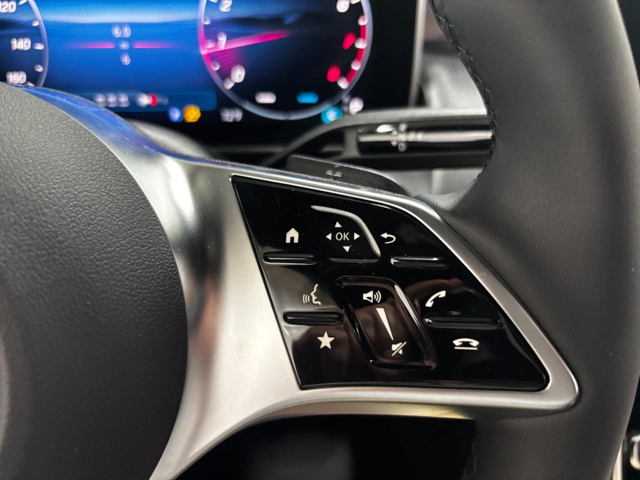 Mercedes-Benz GLC Vehicle Full-screen Gallery Image 23