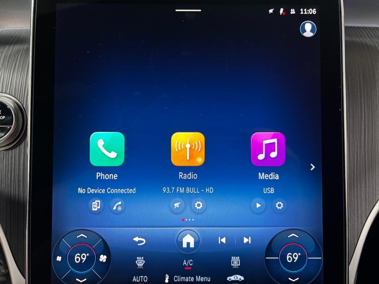 Mercedes-Benz GLC Vehicle Full-screen Gallery Image 25