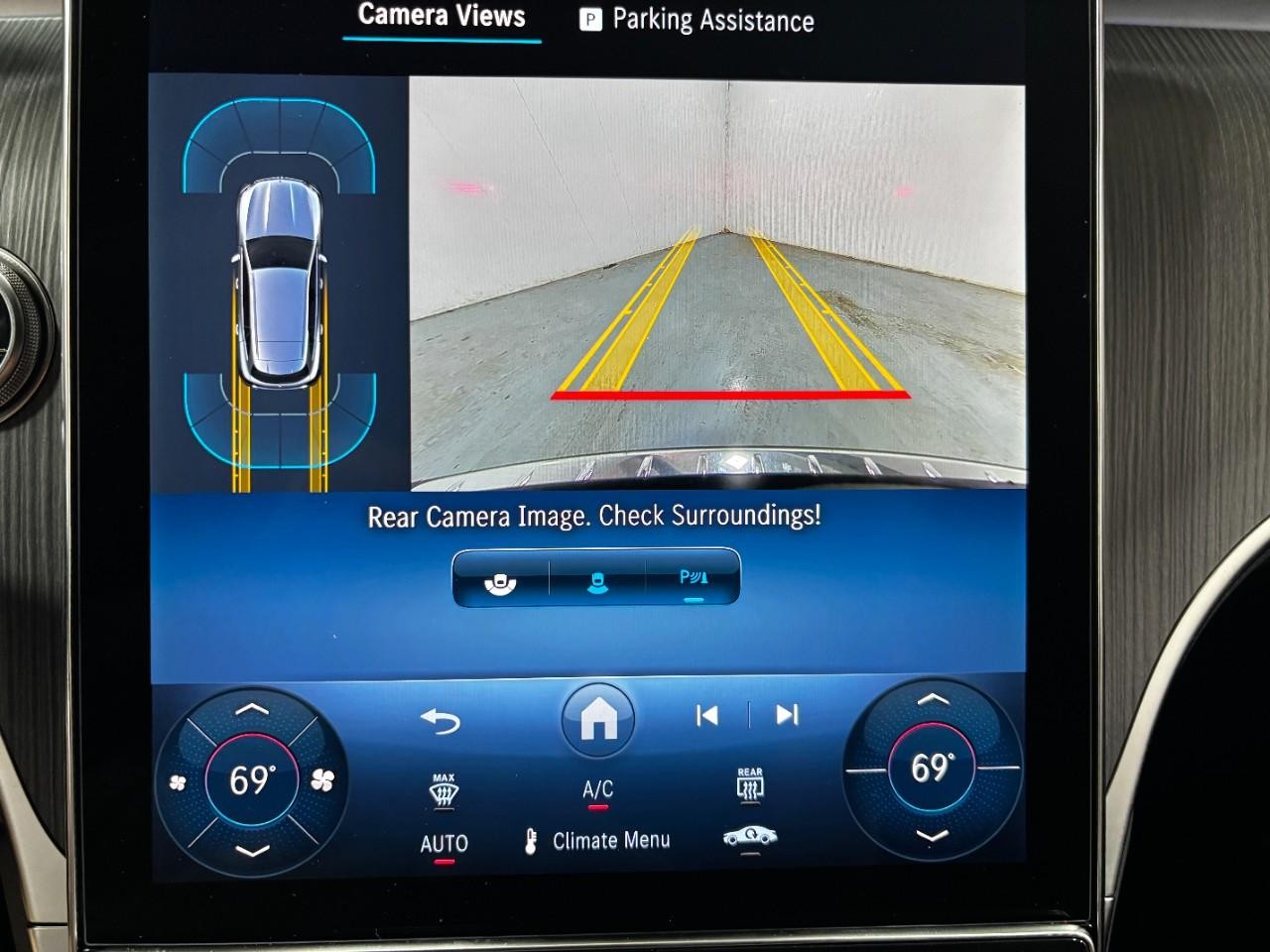 Mercedes-Benz GLC Vehicle Full-screen Gallery Image 26